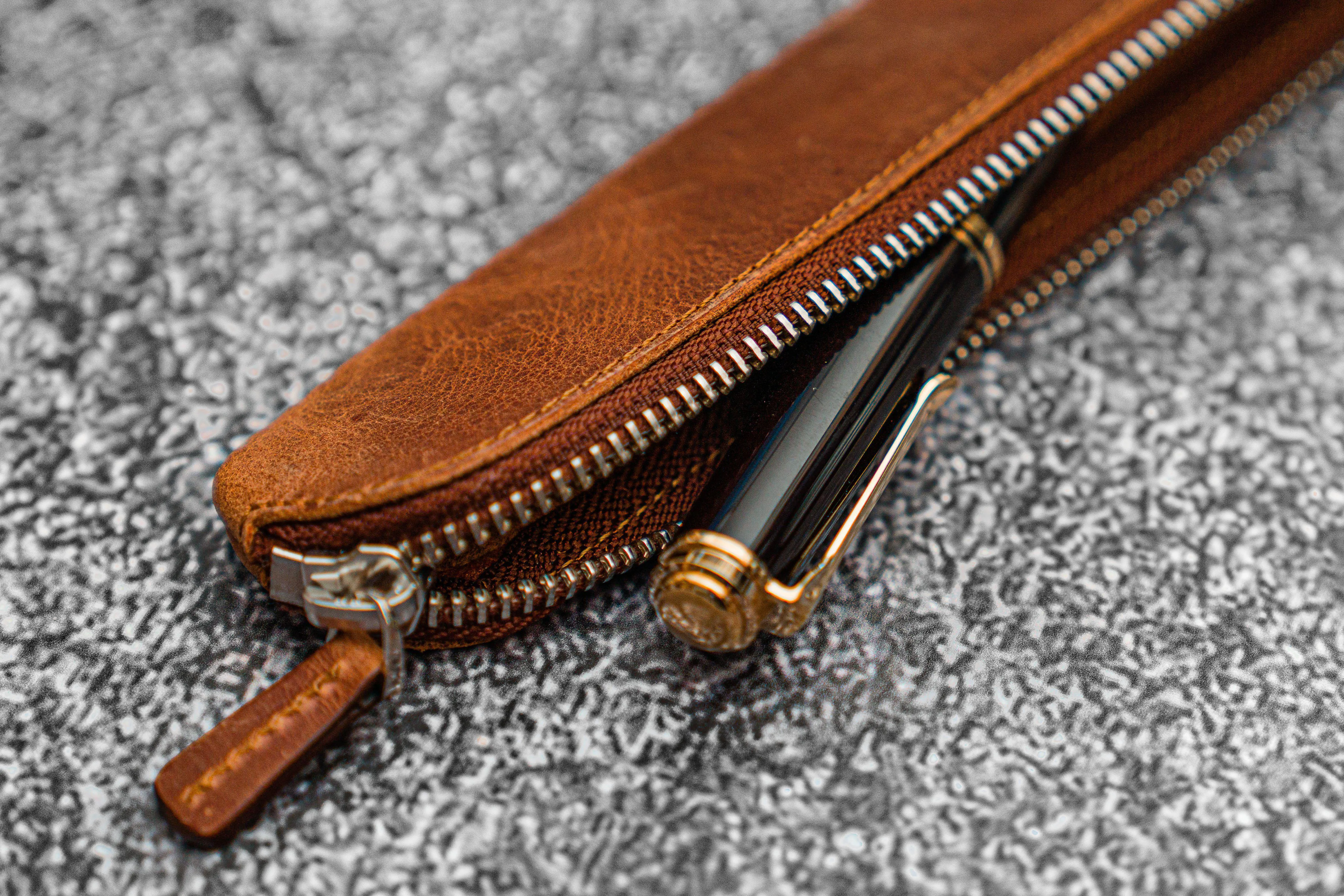 Leather Zippered Single Fountain Pen Pouch - Crazy Horse Tan